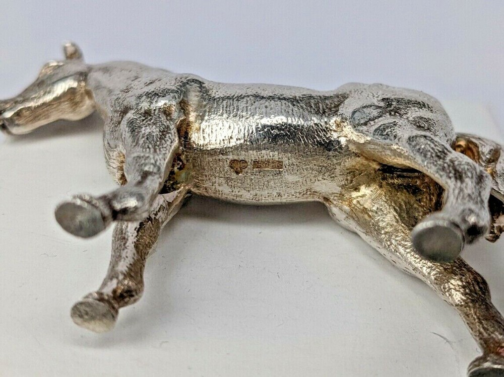 A beautiful detailed cast solid silver miniature horse 49 grms 925S