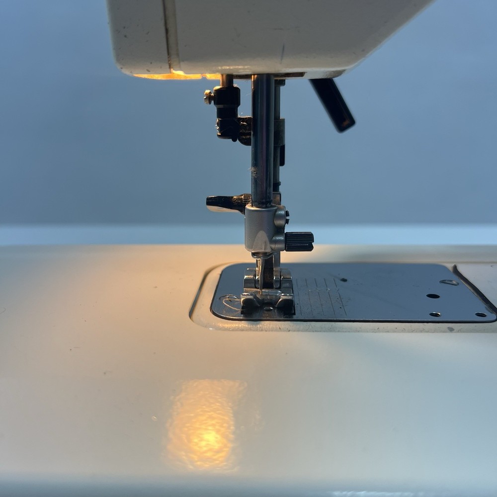 Pfaff 1222E Sewing Machine With Pedal