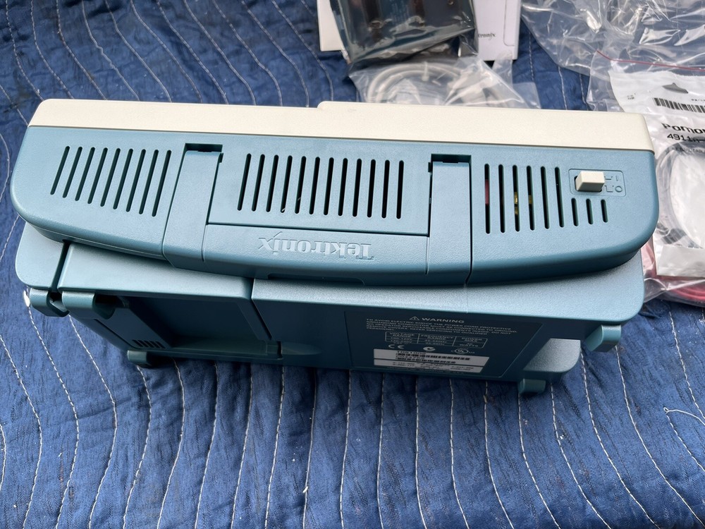 Tektronix TDS 1002 2CH 60MHz. + TDS2CMA communication extension module