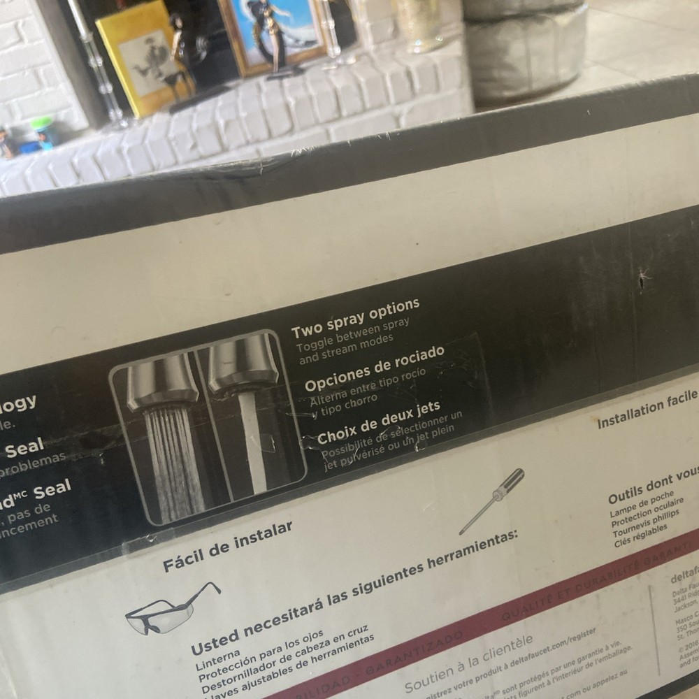 Delta Kitchen Cicero Single-Handle Pull-Out Sprayer Kitchen Faucet in Chrome wit