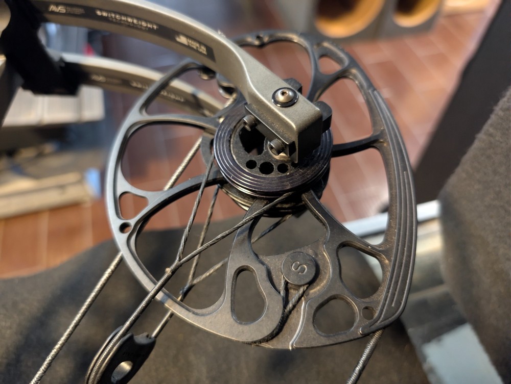 Mathews V3 31 Compound Bow W/Black Mountain Sight & Carbon Stabilizer