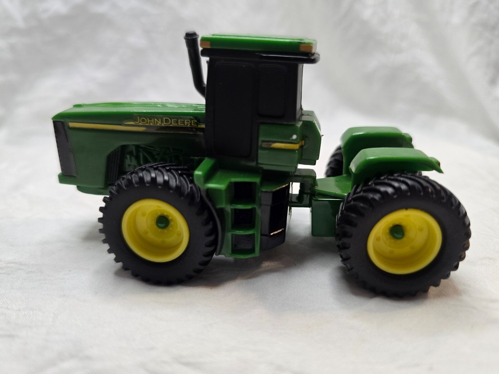 ERTL John Deere Tractor 1:64 - D0520YL01