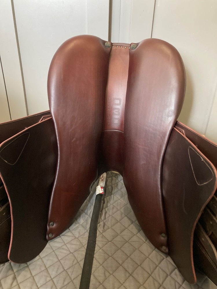 Super Comfy 17" Devoucoux Lab saddle with stirrup leathers