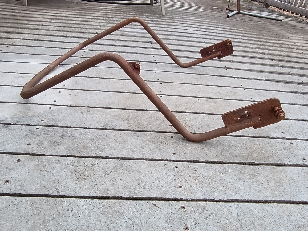 case 60xt, 70xt seat lap bar