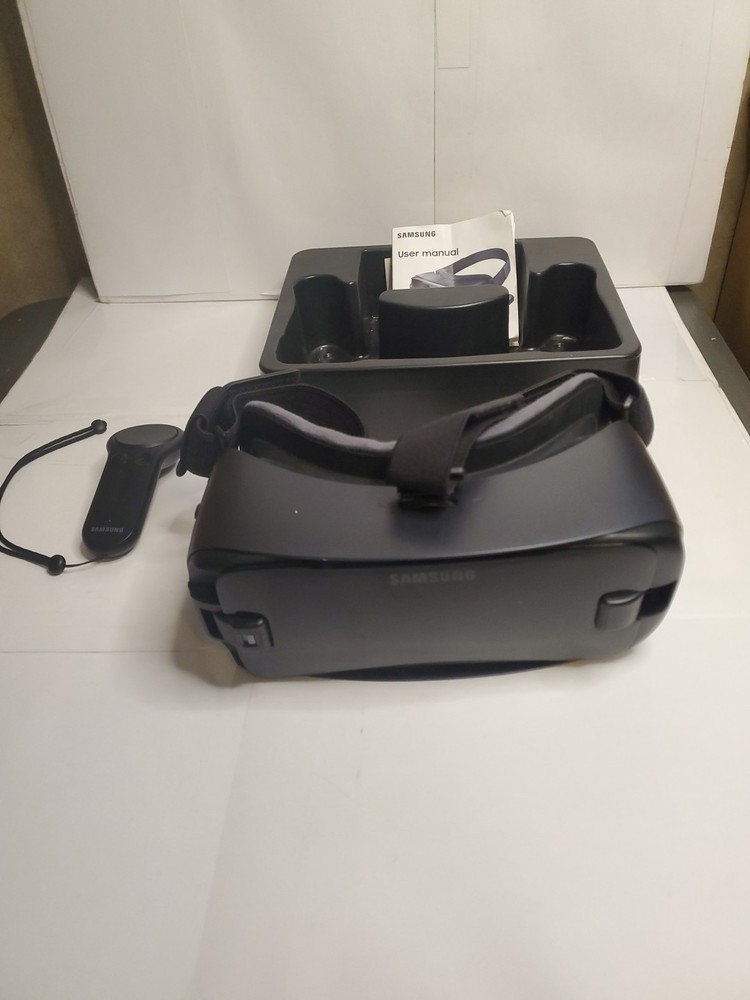Samsung Oculus Gear VR With Controller And Manual Good Condition