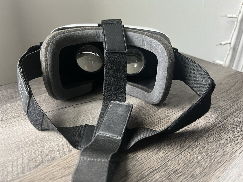 Zeiss VR One Plus virtual reality goggles with head strap and phone slider