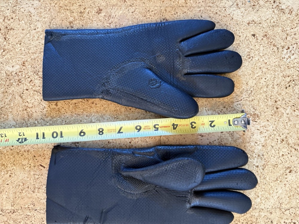 2 Diving Gloves 1 Diving Shoes B-3-20