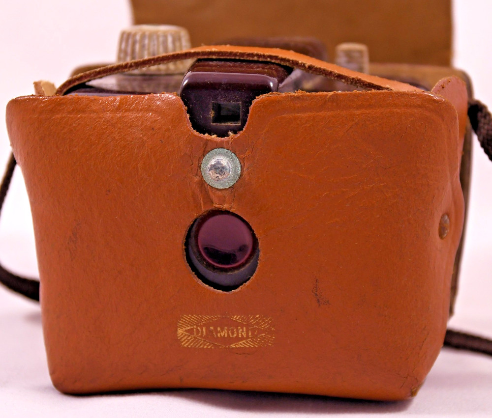 VINTAGE KODAK BROWNIE HOLIDAY FLASH CAMERA Case Neck Strap Untested