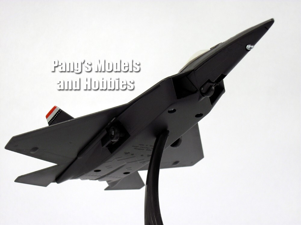 Lockheed F-22 Raptor - USAF 1/72 Scale Model Kit (Assembly Required)