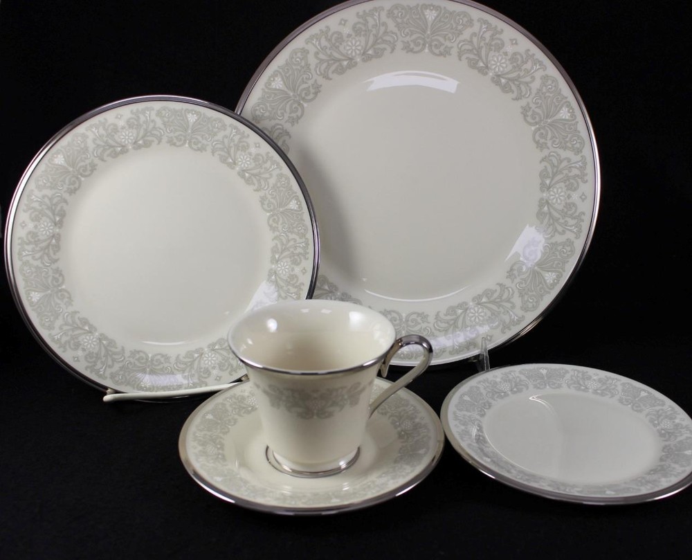Lenox SNOW LILY 5 Piece Place Setting A+ CONDITION