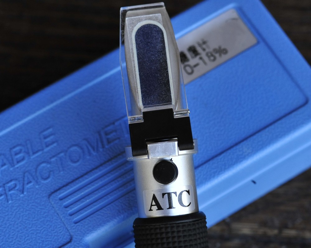 Portable Refractometer ATC 0-18% New