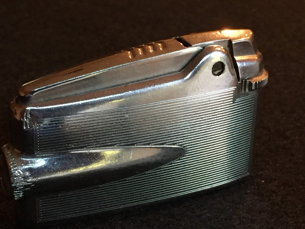 Varaflame Ronson 1950s tailfin lighter / Sleek and Cool!