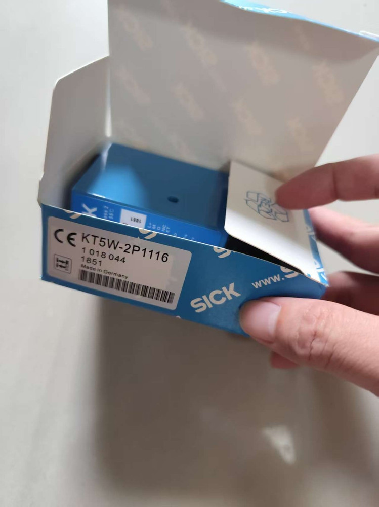 1 pcs   SICK    KT5W-2P1116  1018044  Photoelectric Sensor PNP