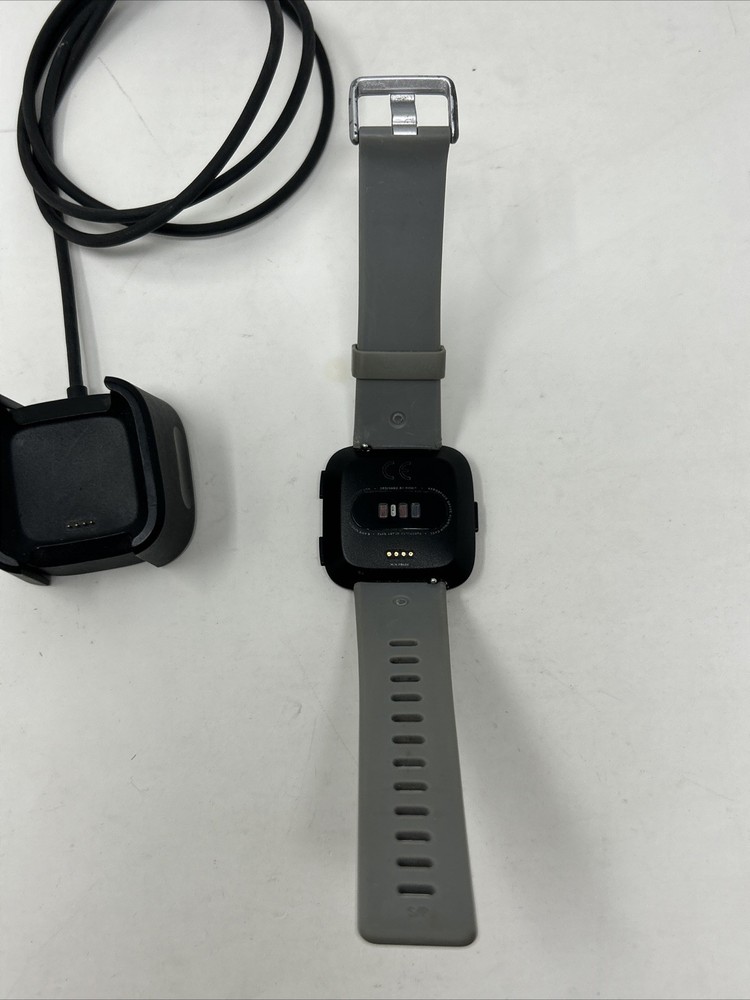 Fitbit Versa Smart Watch FB504 Black Grey Bundle Complete w/ Charger Tested