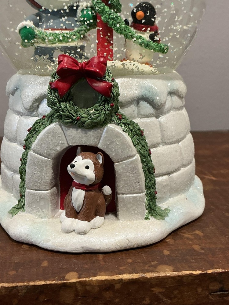 Hallmark 2006 Christmas Snow Globe Igloo Husky Penguin Lamp Post Decor