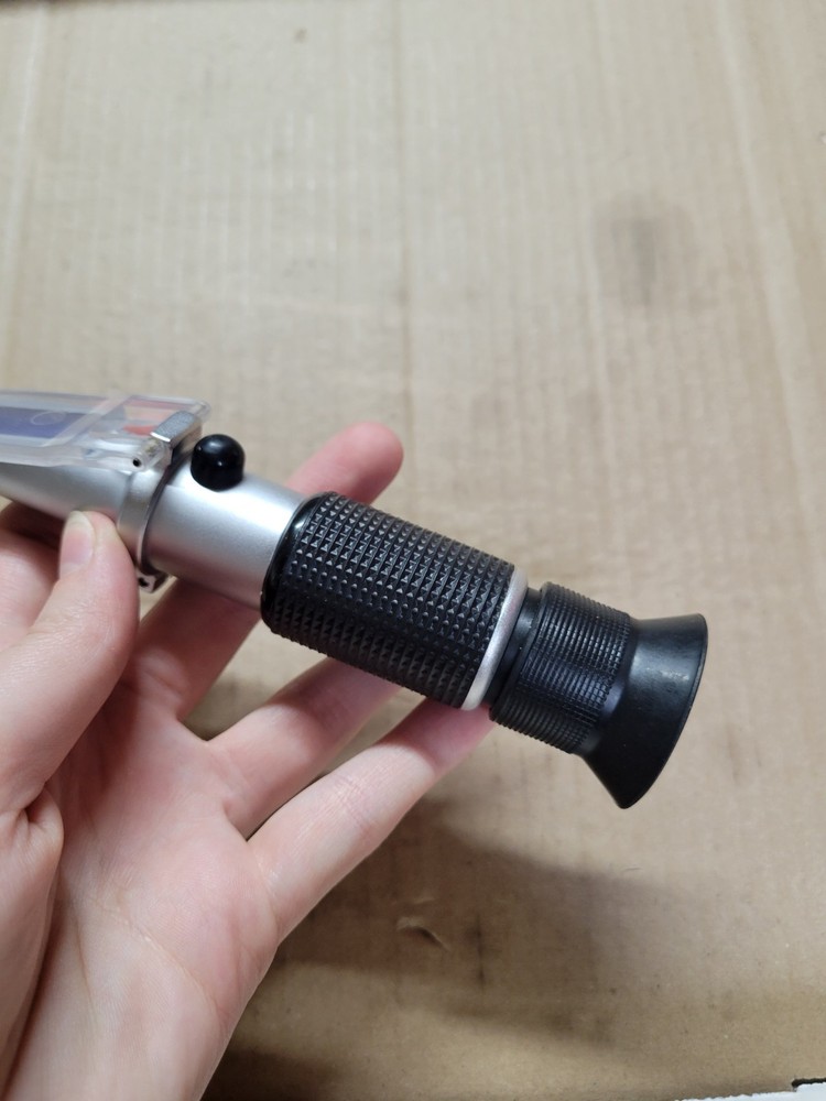 Hand/Portable Refractometer (Features ATC)