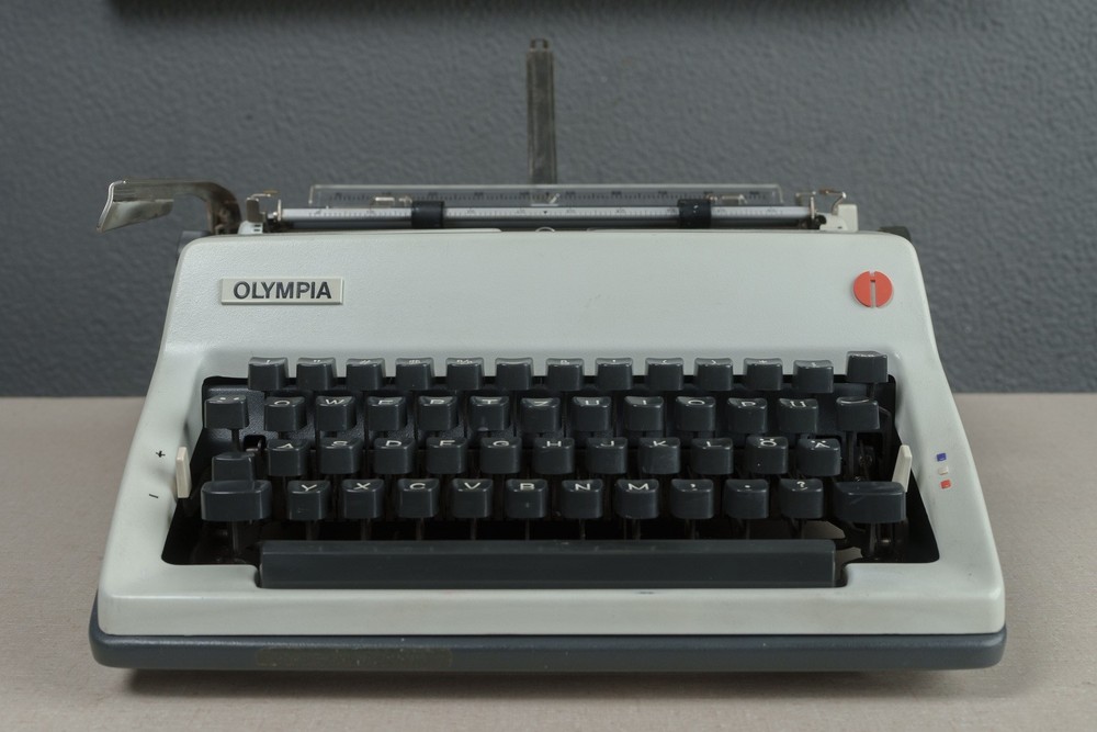 Space Age 1977 Olympia SM9 Portable Manual Typewriter in Elite Typeface