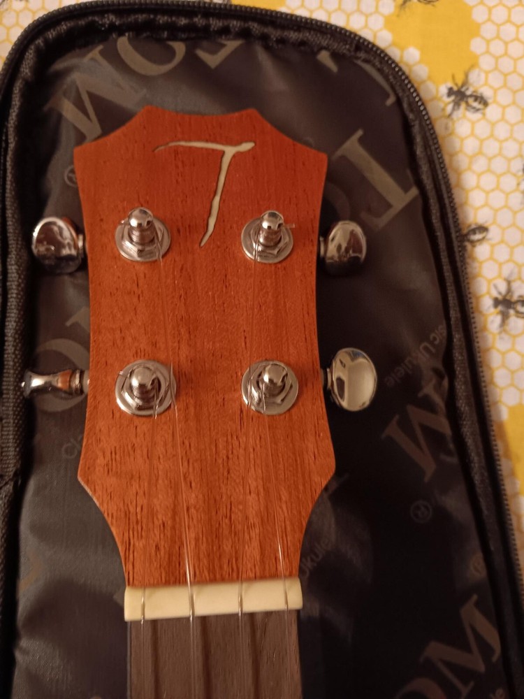 Tom Classic Ukelele with case