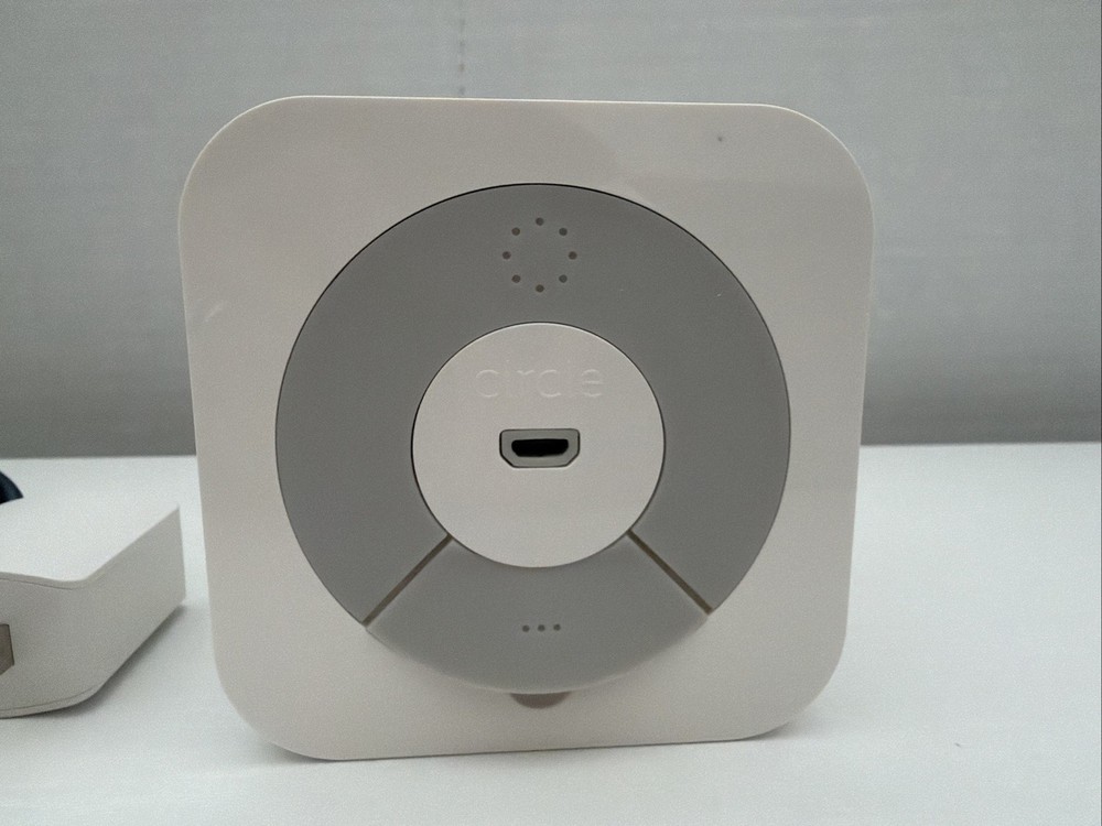 Circle Media Inc Circle Parental WiFi Managing Device 2AF7ECIRCLE Powers On