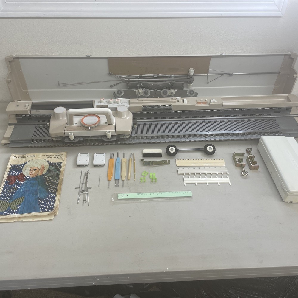 Studio 322 Knitting Machine In Good Condition