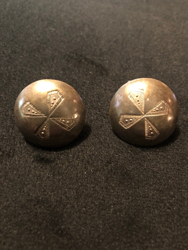 Earrings. Vintage Silver Screw on.