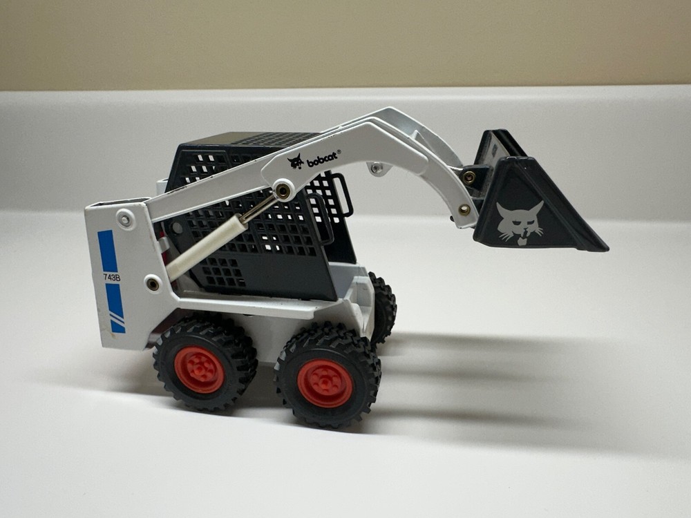 Bobcat 743B Skid-Steer Loader Clover 1:19 Scale Model