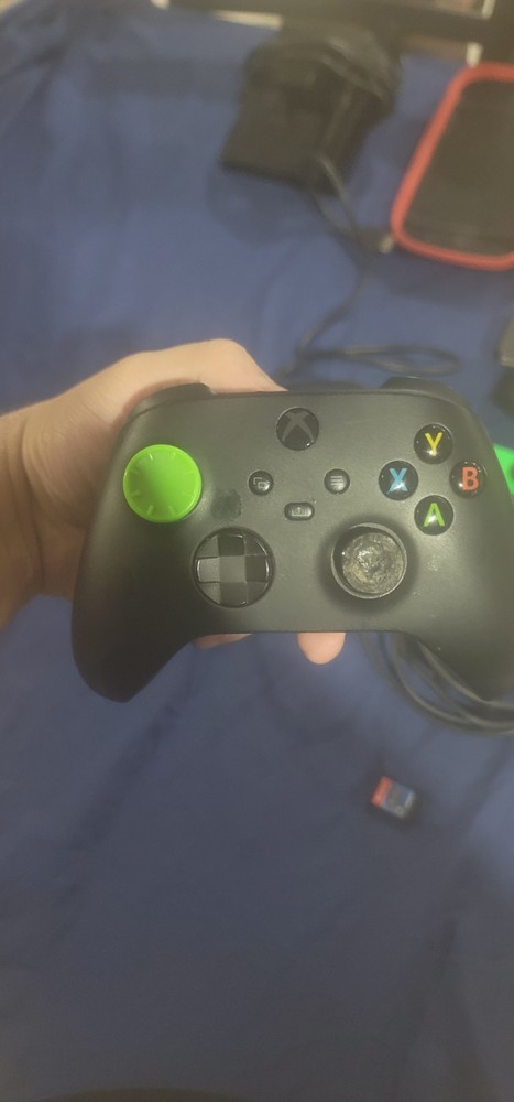 Xbox series x controller+rechargeable battery in it