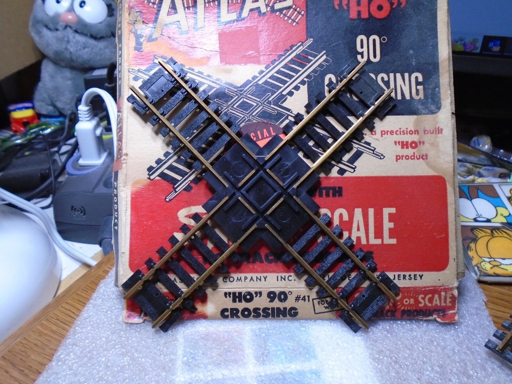 Atlas HO Scale 90 Crossing
