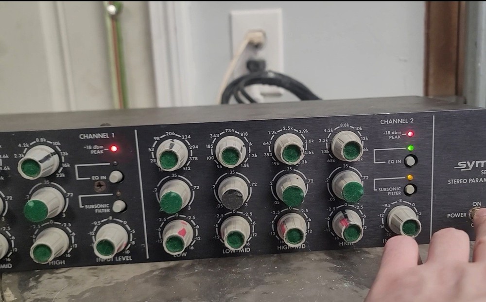 Vintage Symetrix SE-400 Black Tone Control Stereo Analog Parametric Equalizer