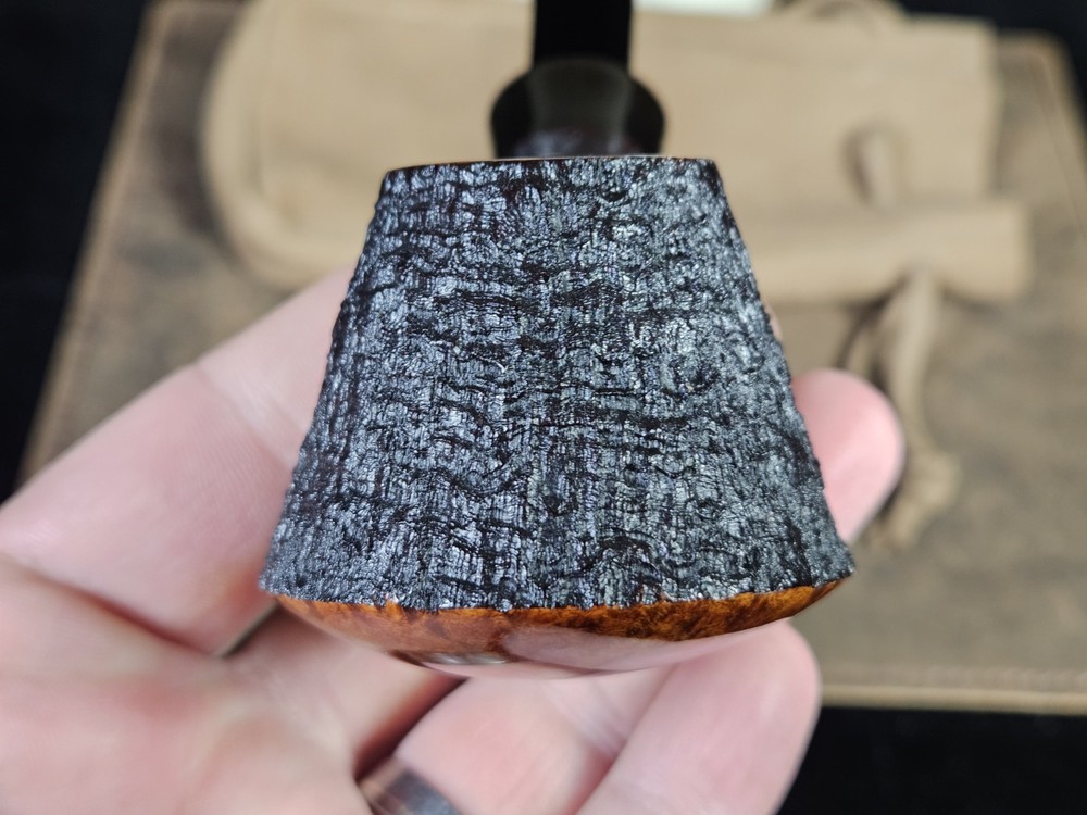 Gorgeous! Yang Kun Sandblasted Volcano w/ Smooth BaseArtisan Pipe