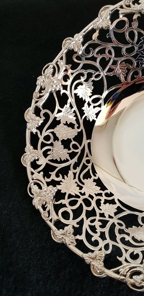 Vintage sterling silver Cake stand/compôte. Sheffield 1993 . By Huge Crawshaw
