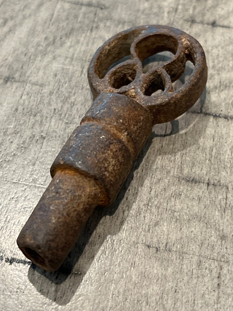 Georgian rustic iron padlock openwork bow key 080124@