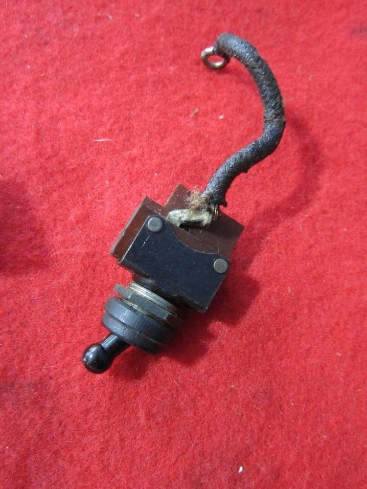 1949 SINGER FEATHERWEIGHT SEWING MACHINE MODEL 221 LIGHT SWITCH