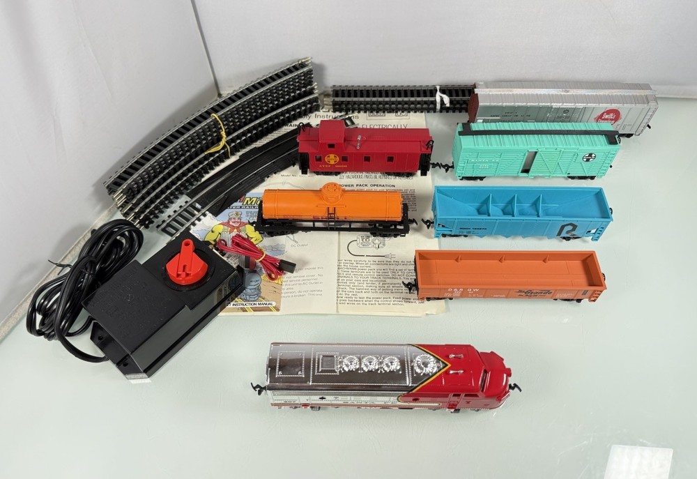VTG 7pc Bachmann Santa Fe HO Scale Electric Train Set, Oval Track & Controller