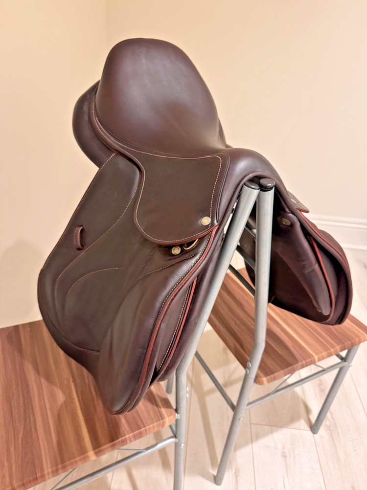 Devoucoux Biarritz Saddle 17" Buffalo with Grain D3D