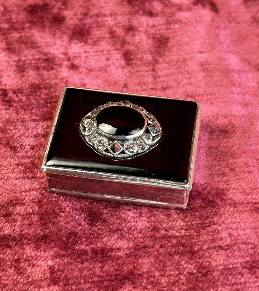 A Gorgeous Solid Silver & Onyx Hallmarked Pill Box. Birmingham