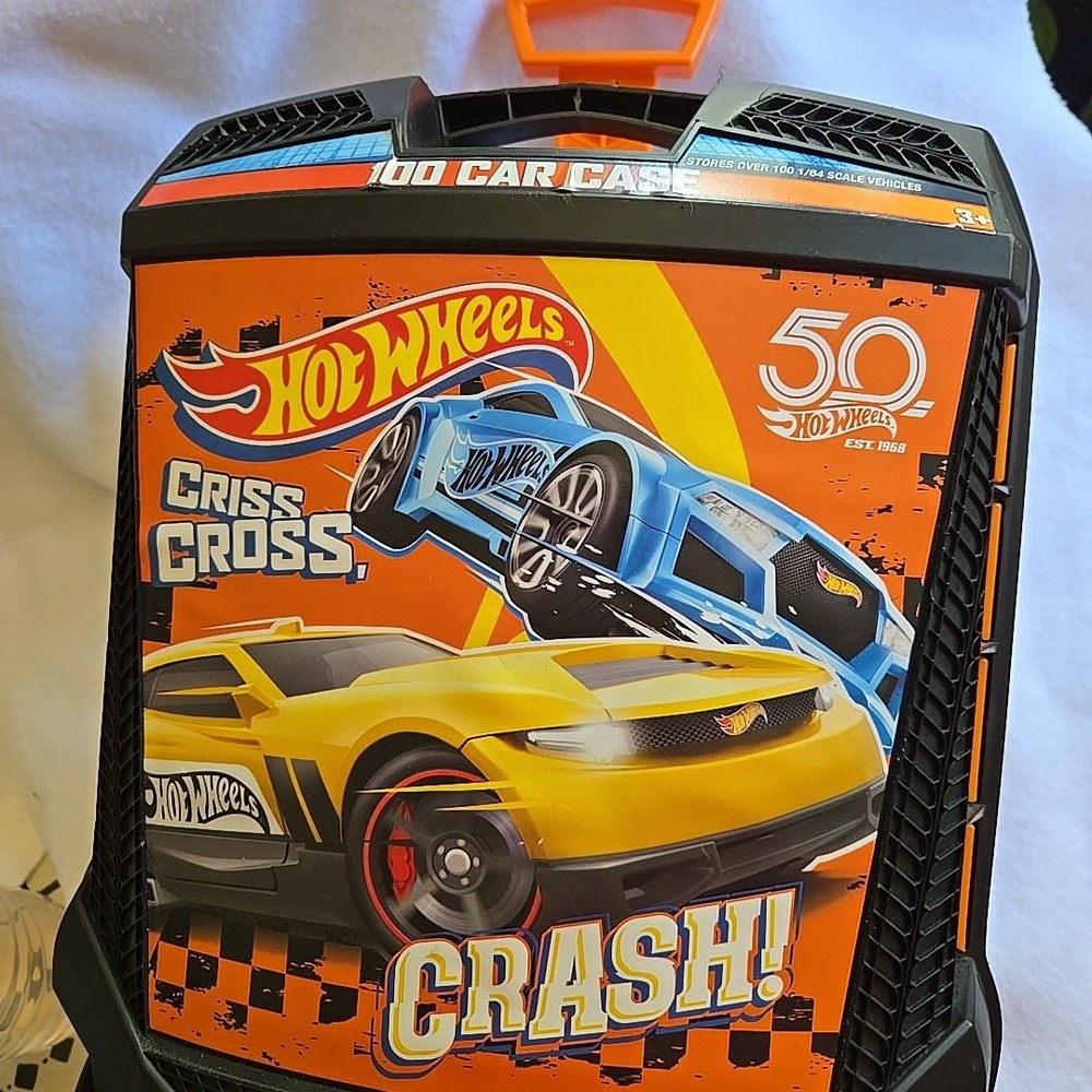 Hot Wheels 100-Car Rolling Storage Case With Retractable Handle. Fantastic Shape