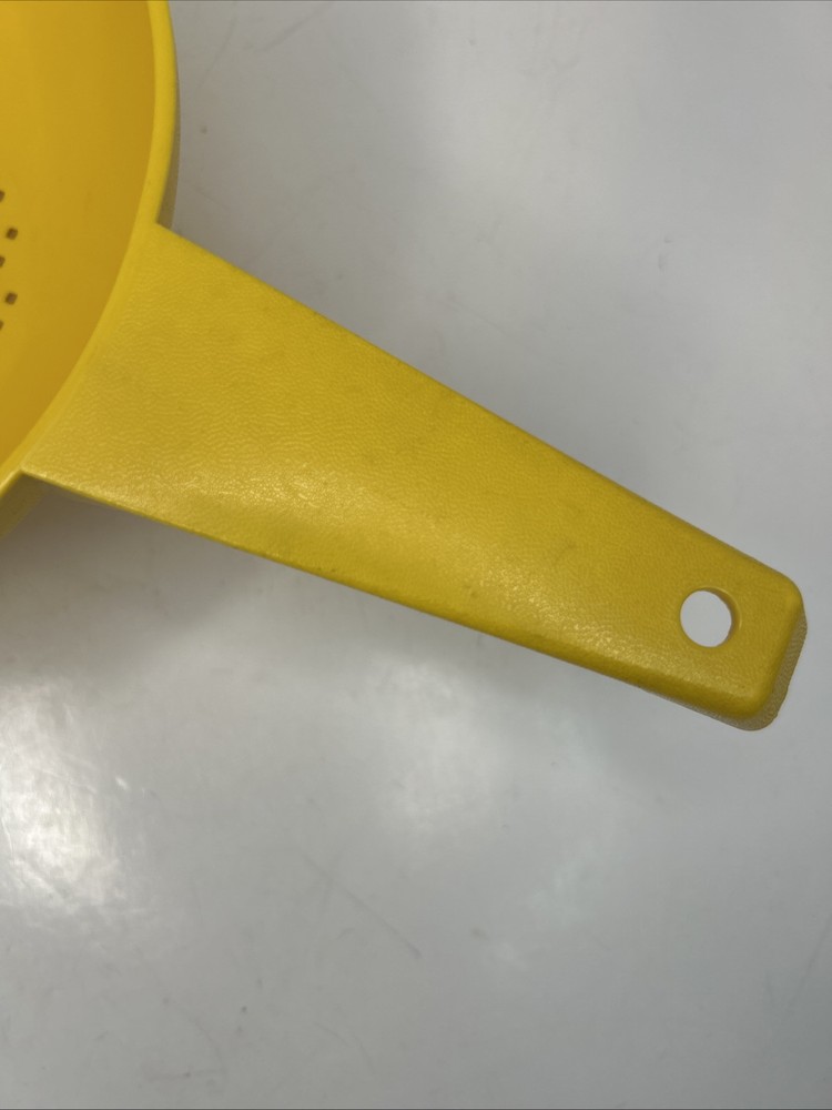 TUPPERWARE Colander Strainer 1 Quart Yellow (G1)