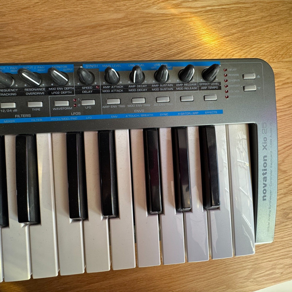 Novation Xio 25 Virtual Analog Synthesizer Controller Keyboard XioSynth 25