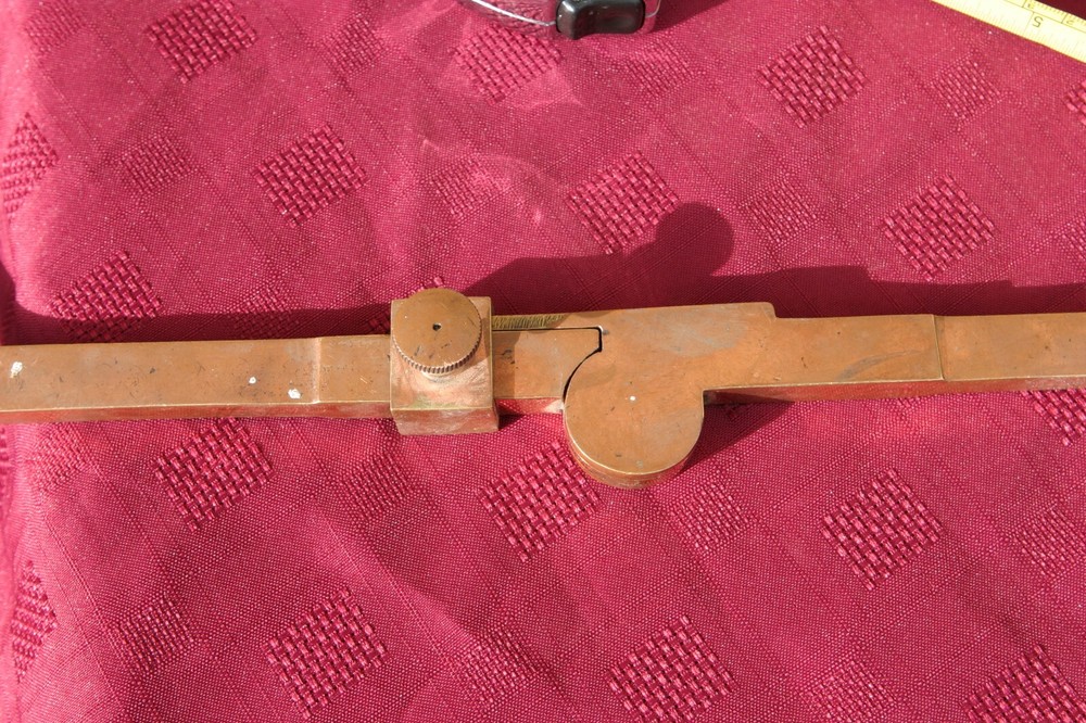 Brass or bronze window stay with locking mechanism latch