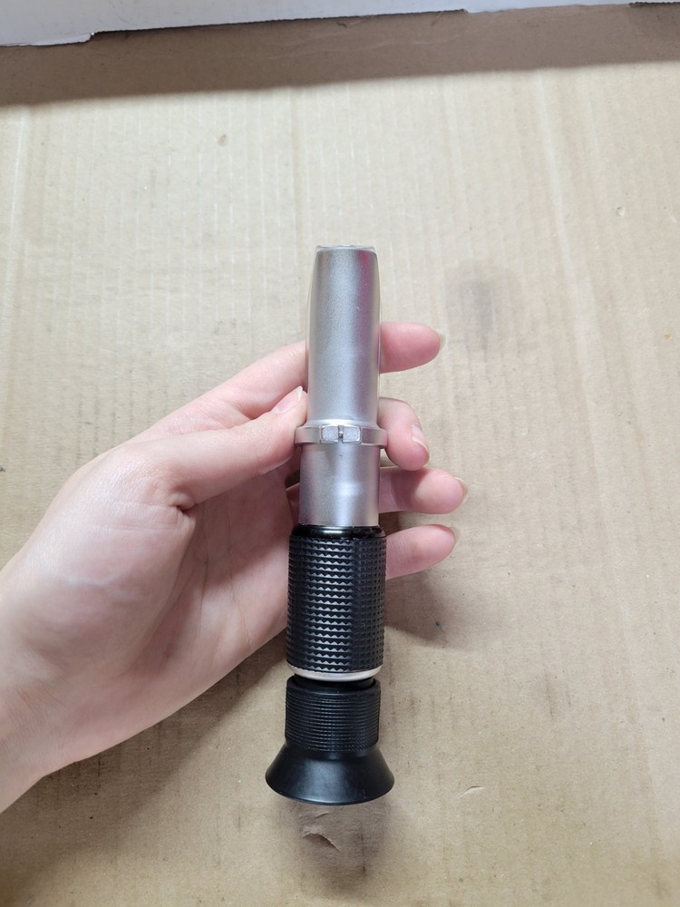 Hand/Portable Refractometer (Features ATC)