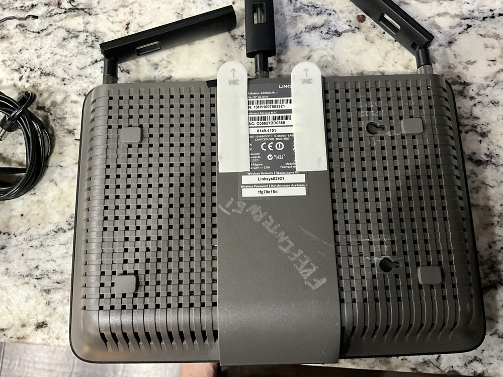 LINKSYS EA6900 V1.1 Wireless Router + Power Adaptor : Great Shape