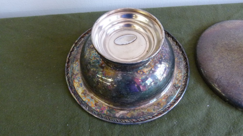 WM Rogers by Oneida LTD Silversmiths Lidded Silver Plated Serving Footed Dish