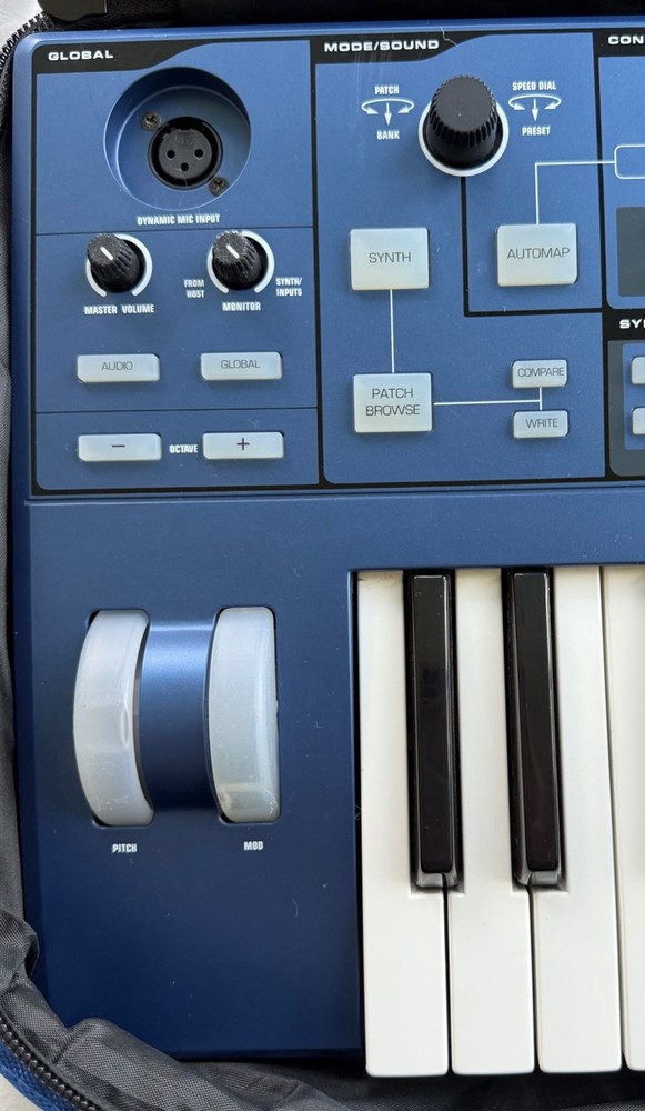 Novation UltraNova 37-Key Synthesizer- Vocoder Mic + Soft Case + USB – Excellent