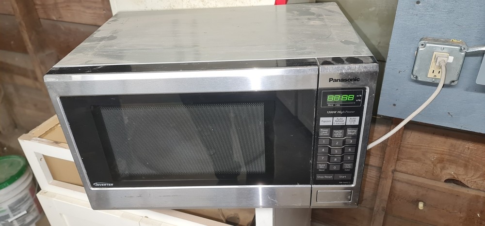 Panasonic 1200W Microwave Oven.