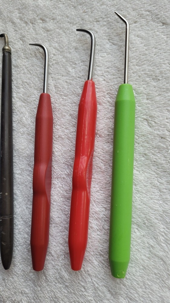 Preowned Set of 5 Latch Hooks