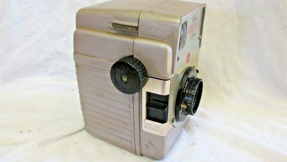 VINTAGE 1950s KODAK BULLS-EYE CAMERA