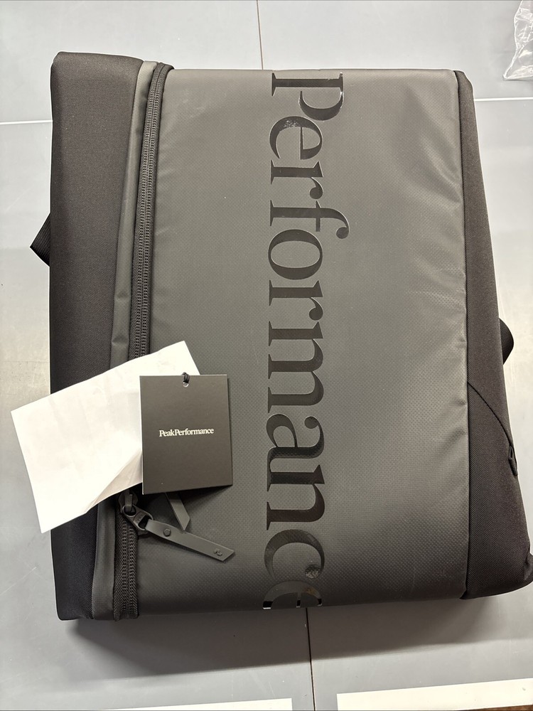 peak performance Vertical Ski Bag. Black. NWT. (G77933010).