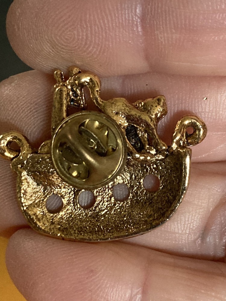 Noahs ark boat animals Lapel Pin EUC K535