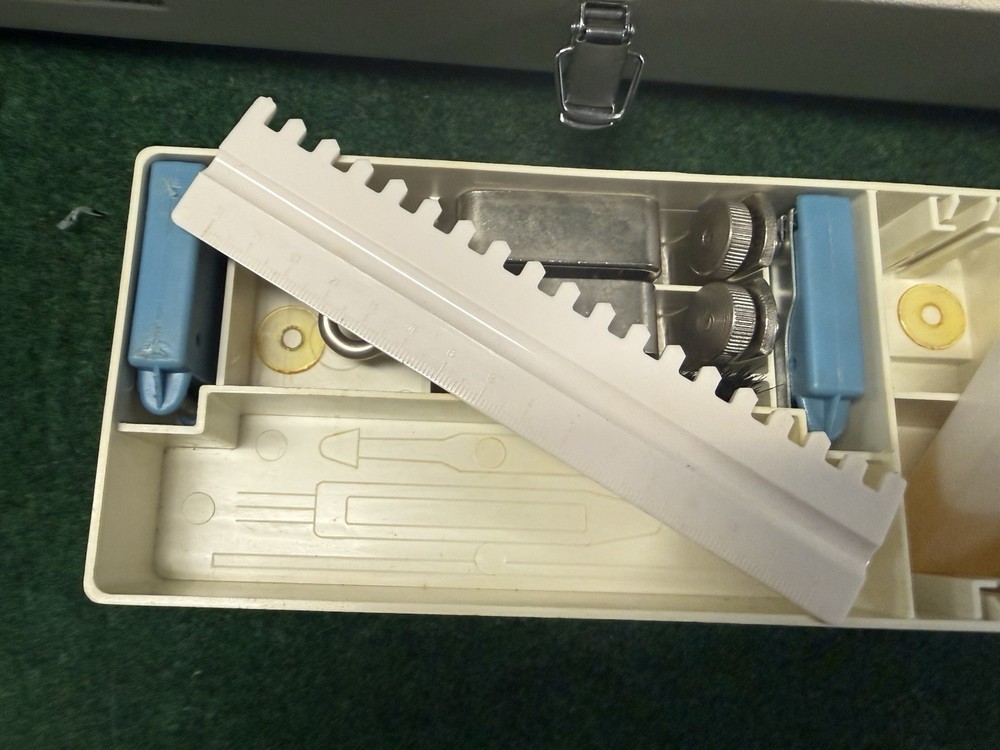 Singer/Silver Studio Sk-313 Knitting Machine And Accessories Untested